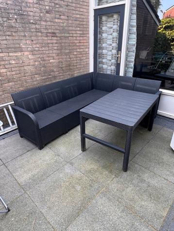Tuinset met tafel en kussens. beschikbaar voor biedingen