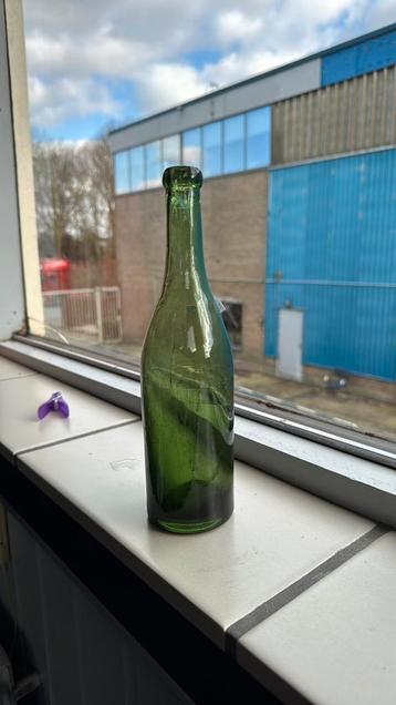Bodemvondst 1880e Antiek groen Mondgeblazen kleine mineraal  beschikbaar voor biedingen