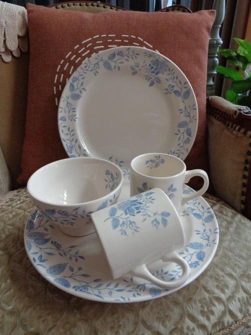 2 Bekers, 2 Borden & Kom Royal Boch Fleurs Bleues **Mimosa**, Huis en Inrichting, Keuken | Servies, Zo goed als nieuw, Bord(en)