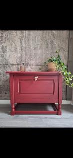 Opgeknapt klepkastje rood met gouden strik, Ophalen, Zo goed als nieuw