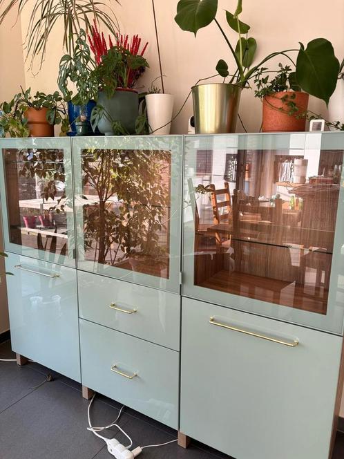 Ikea Besta Vitrine met Wijn en Glasrekken + verlichting, Huis en Inrichting, Kasten | Vitrinekasten, Zo goed als nieuw, 100 tot 150 cm