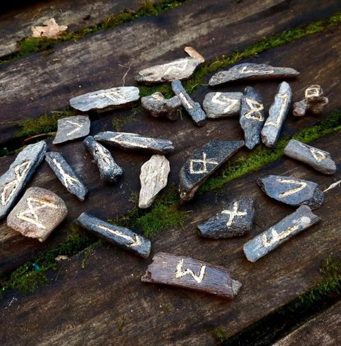 Unieke runenstenen set uit IJstijd (runen - runes - rune), Verzamelen, Religie, Zo goed als nieuw, Ophalen of Verzenden
