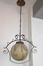Gemarmerde glazen bol in smeedijzer frame; hanglamp, Ophalen of Verzenden