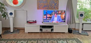 KEF LS50 Speakers (wit/blauw) + Q Acoustics Concept Stands beschikbaar voor biedingen