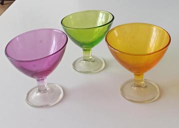 Gekleurde glazen / cupjes voor ijs. 