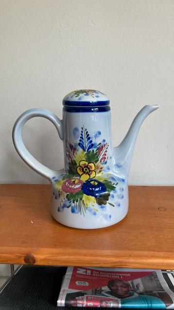 Theepot van keramiek beschikbaar voor biedingen