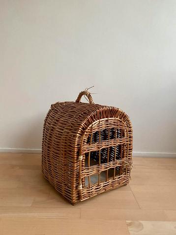 Mooie rieten kattenmand beschikbaar voor biedingen