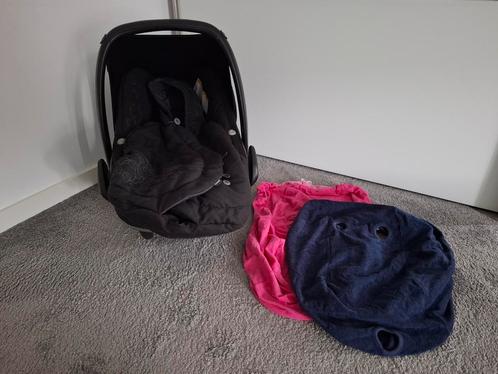 Maxi-Cosi Pebble autostoel met voetenzak en 2 hoezen, Kinderen en Baby's, Autostoeltjes, Gebruikt, Maxi-Cosi, 0 t/m 13 kg, Autogordel