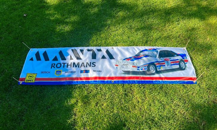 MANTA ROTHMANS BANNER 45X180 MET BEVESTIGGINGS OGEN, Auto diversen, Wieldoppen, Nieuw, Ophalen of Verzenden