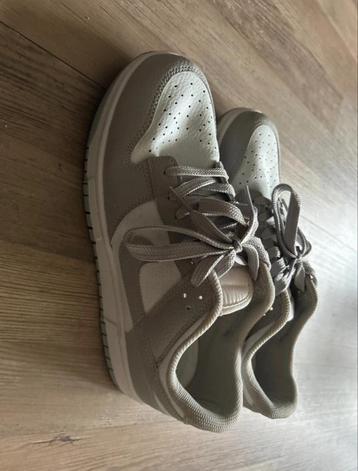 Wit grijze nike beschikbaar voor biedingen