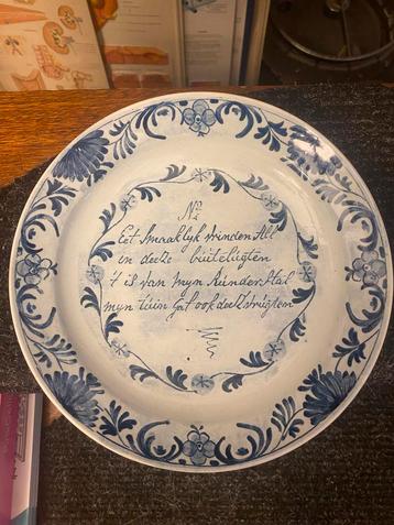 2 x Antiek Delfts Blauw Bord met Gedicht, ca. 23 cm diameter beschikbaar voor biedingen