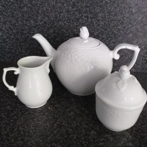 Wit servies ( kop en schotels, theepot etc), Huis en Inrichting, Keuken | Servies, Zo goed als nieuw, Overige typen, Overige stijlen
