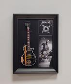 James Hetfield Metallica miniatuur gitaar op lijst deco