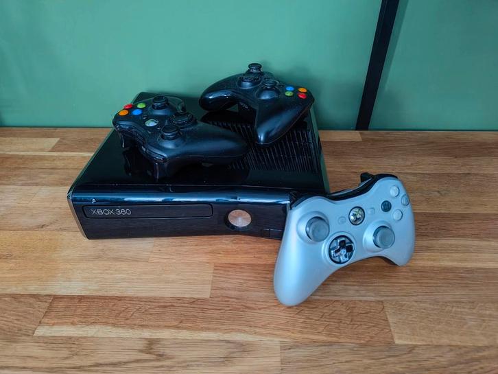 Xbox 360 Slim 250GB + 3 Controllers + Games, Spelcomputers en Games, Games | Xbox 360, Gebruikt, Overige genres, 3 spelers of meer