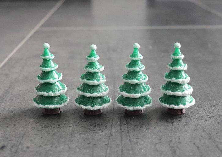 Kerst boom Kerstboompjes met sneeuw miniatuur nieuw 1:12, Verzamelen, Poppenhuizen en Toebehoren, Nieuw, Decoratie, Ophalen of Verzenden