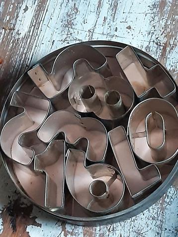 Blikje met bak/uitsteekvormpjes,cijfers  ,stoer brocante  beschikbaar voor biedingen