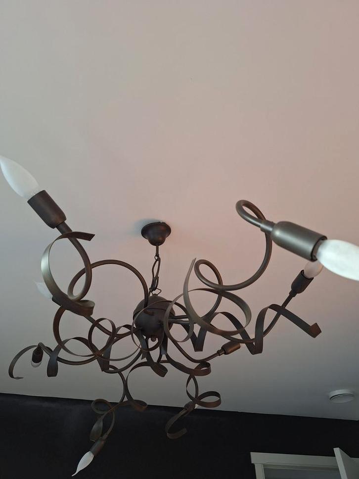 Unieke metalen hanglamp met sierlijke krullen, Huis en Inrichting, Lampen | Plafondlampen, Gebruikt, Metaal, Ophalen