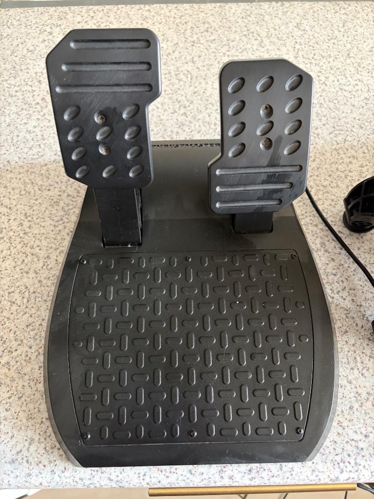 Thrustmaster T150 + Pedalen – Perfect voor Sim Racing!, Spelcomputers en Games, Ophalen of Verzenden, Gebruikt, Stuur of Pedalen