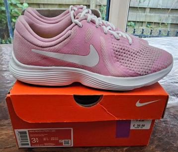 Zgan Nike sneakers mt 35,5 beschikbaar voor biedingen