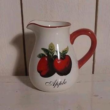 Kan crème met rood met appeltjes erop. Appelsap water kan beschikbaar voor biedingen