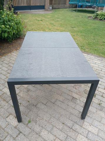 tuintafel natuursteen beschikbaar voor biedingen