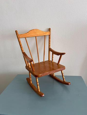 Schattig vintage houten poppen schommelstoeltje beschikbaar voor biedingen