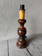 Vintage houten tafellamp – klassiek met houtsnijwerk, Ophalen of Verzenden, Zo goed als nieuw, Minder dan 50 cm