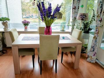 Eettafel met 4 stoelen - Stijlvol & Stevig beschikbaar voor biedingen