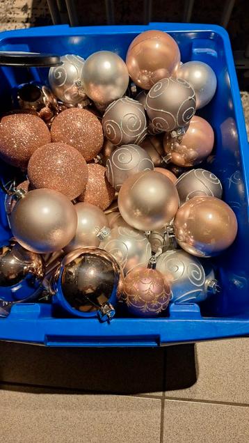 Bak vol kerstballen beschikbaar voor biedingen