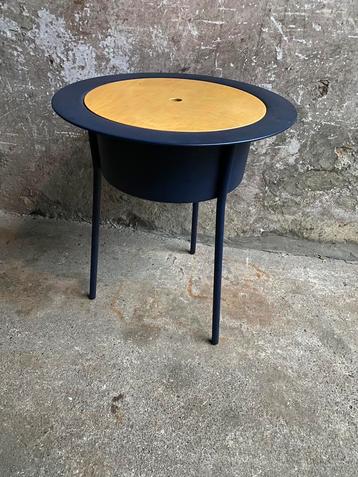 Memphis Style bijzettafel in blauw , jaren 80 beschikbaar voor biedingen