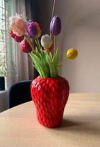 Porseleinen aardbei vaas in rood, Huis en Inrichting, Woonaccessoires | Vazen, Aardewerk of Porselein, Ophalen of Verzenden, Zo goed als nieuw