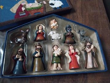 mooie kerstgroep van klei gemaakt beschikbaar voor biedingen