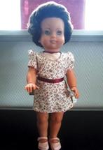 Wildebraspop. Donker krullend haar. Draaihandjes., Verzamelen, Poppen, Ophalen of Verzenden, Zo goed als nieuw, Pop