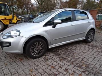 Fiat Punto 1.3 diesel bj 2010 5 deurs motorschade voor demon beschikbaar voor biedingen