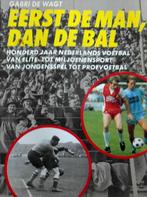 Eerst de man, dan de bal. Honderd jaar Nederlands voetbal, Boeken, Ophalen of Verzenden, Zo goed als nieuw, Balsport