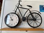 Fiets klok op houten standaard, Huis en Inrichting, Ophalen of Verzenden, Zo goed als nieuw