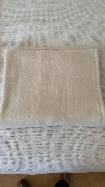 Gebroken wit dekentje voor wieg of kinderwagen beschikbaar voor biedingen