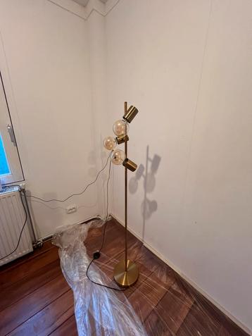 Goudkleurig metaal sta lamp beschikbaar voor biedingen