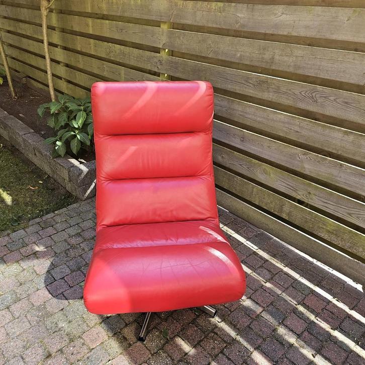 Rood lederen fauteuil van Mobelteam, Huis en Inrichting, Fauteuils, Zo goed als nieuw, Leer, 50 tot 75 cm, 75 tot 100 cm, Ophalen