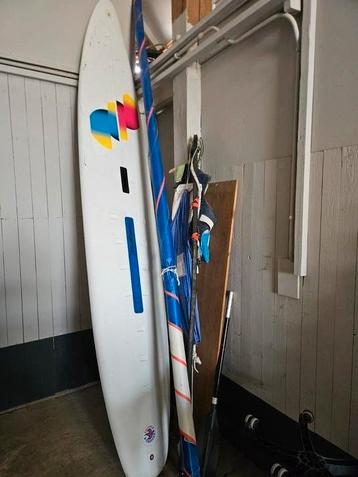 Wind surfplank met mast en mistral zeil beschikbaar voor biedingen