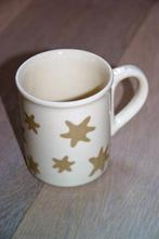 Te koop: Beker of mok, beige met goudkleurige sterren, Huis en Inrichting, Keuken | Servies, Overige typen, Nieuw, Ophalen of Verzenden