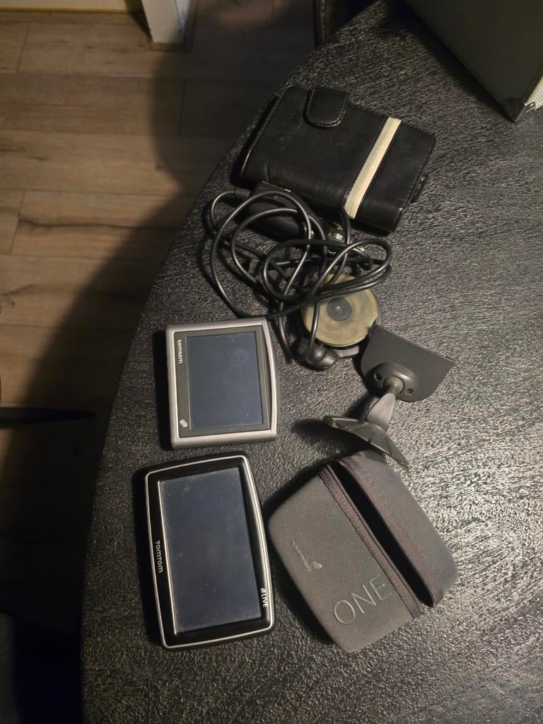 2x TomTom Navigatiesysteem, Auto diversen, Autonavigatie, Gebruikt, Ophalen of Verzenden