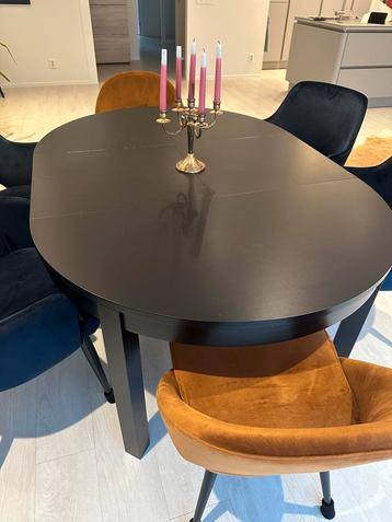 Uittrekbare Zwarte Houten Tafel + 6 Velvet Stoelen beschikbaar voor biedingen