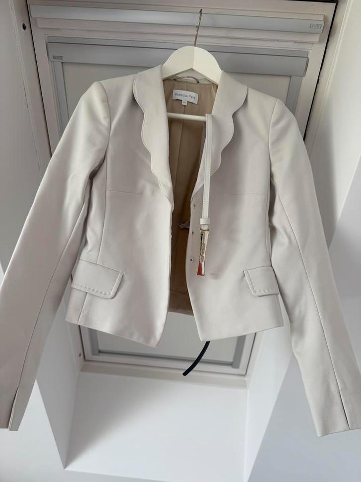 Patrizia Pepe colbert maat 36 beige/zandkleur, Kleding | Dames, Jasjes, Kostuums en Pakken, Zo goed als nieuw, Maat 36 (S), Beige