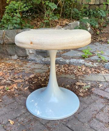 Saarinen Tulip kruk voor Knoll, 1958 beschikbaar voor biedingen