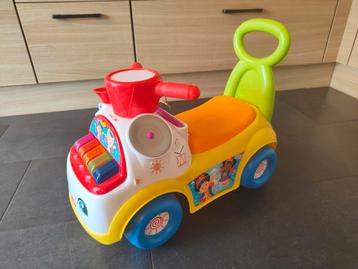 Loopauto met licht en geluid en muziekinstrumentjes. beschikbaar voor biedingen