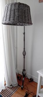 Vloerlamp met gevlochten kap en metalen voet, Gebruikt, Ophalen of Verzenden, Landelijk, 150 tot 200 cm