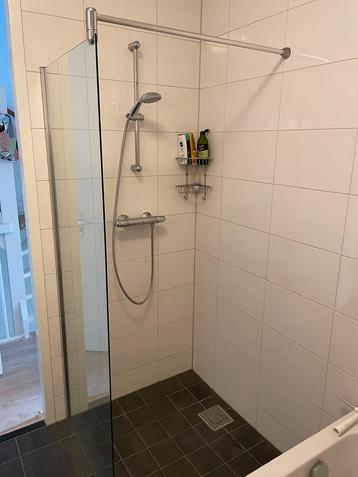 Glazen douchewand beschikbaar voor biedingen