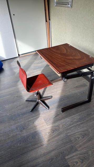 Vintage lessenaar & stoeltje beschikbaar voor biedingen