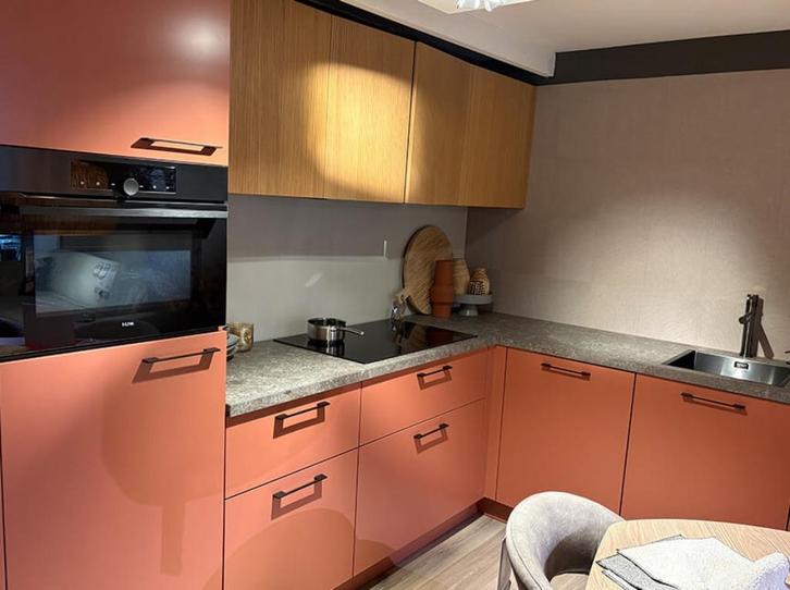 Showroomkeuken Cerezo – NCS/Richard Superkeukens, Huis en Inrichting, Keuken | Complete keukens, Zo goed als nieuw, Hoekkeuken